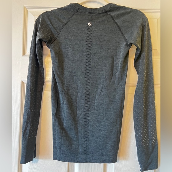 RARE Lululemon Run Swiftly Tech Long Sleeve Shirt- with polka dot detail! - Picture 2 of 4
